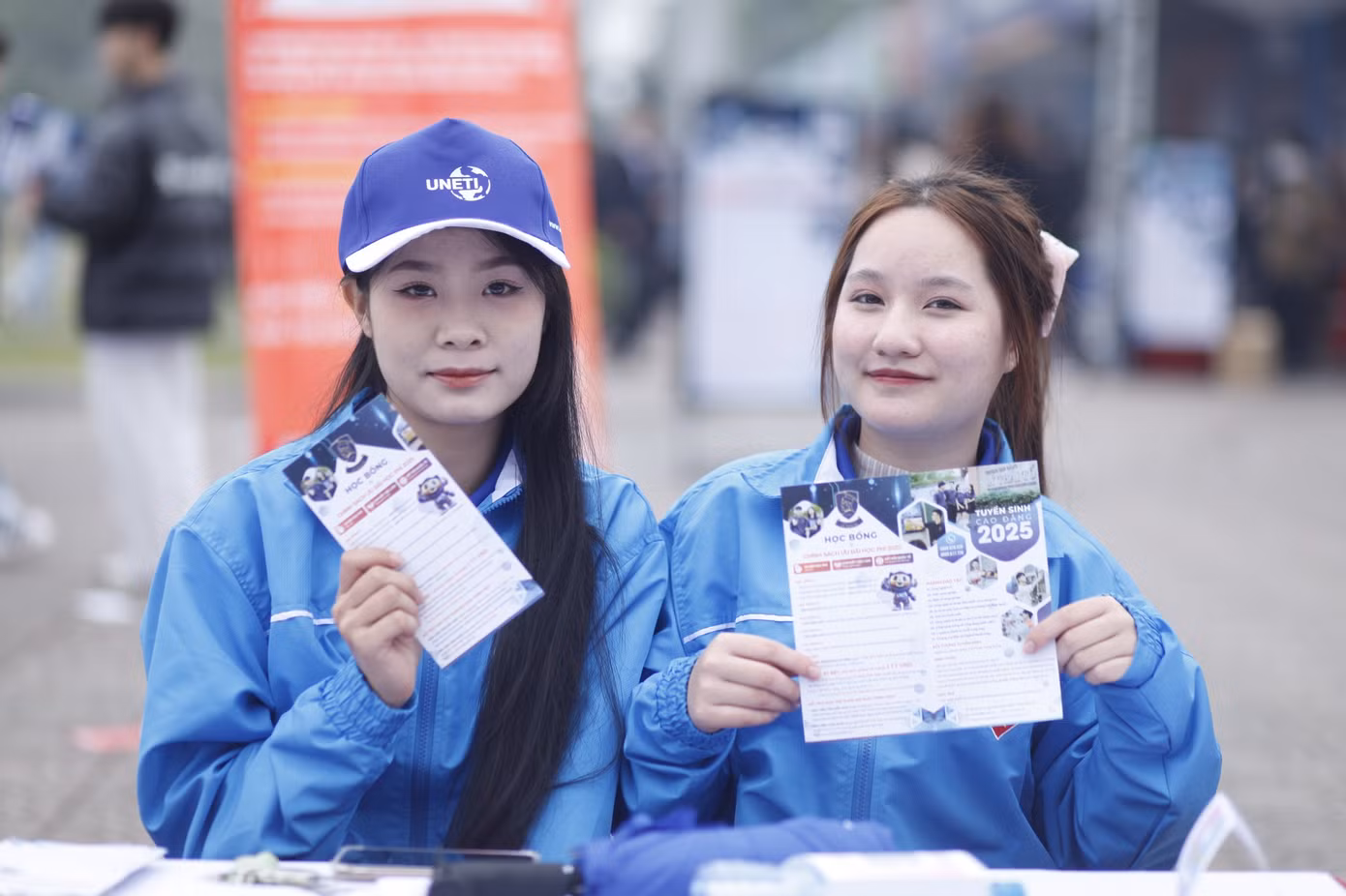 Sinh viên trường đại học dự chương trình. Ảnh: Nguyễn Thắng
