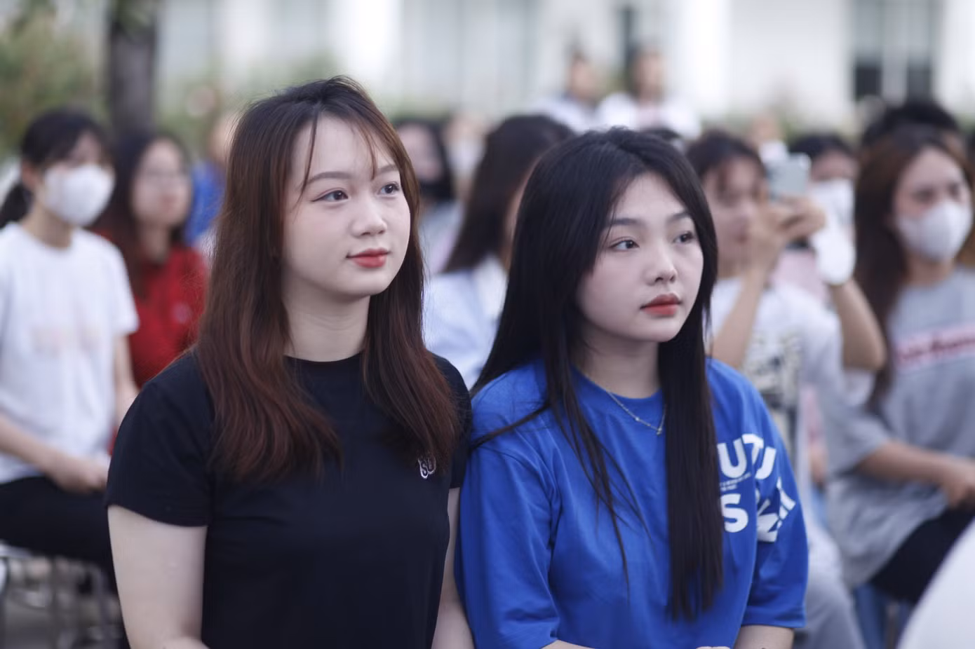 Nhiều bạn sinh viên đặt câu hỏi về nhu cầu tuyển dụng, chế độ làm việc tại các doanh nghiệp. Ảnh: Nguyễn Thắng