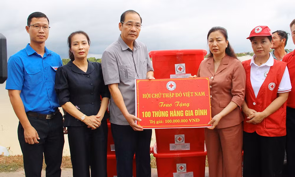 Anh Thân Trung Kiên - Bí thư Tỉnh Đoàn Bắc Giang (ngoài cùng bên trái) cùng lãnh đạo tỉnh Bắc Giang trao quà người dân vùng lũ ở thị xã Việt Yên.