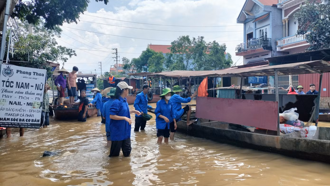Đoàn viên tỉnh Bắc Giang đưa hàng hóa lên thuyền để tiếp tế bà con vùng lũ.