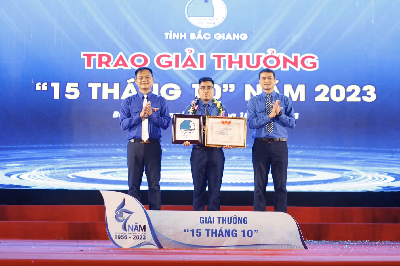 Hội LHTN tỉnh Bắc Giang trao giải thưởng “15 tháng 10”. Ảnh: Nguyễn Thắng