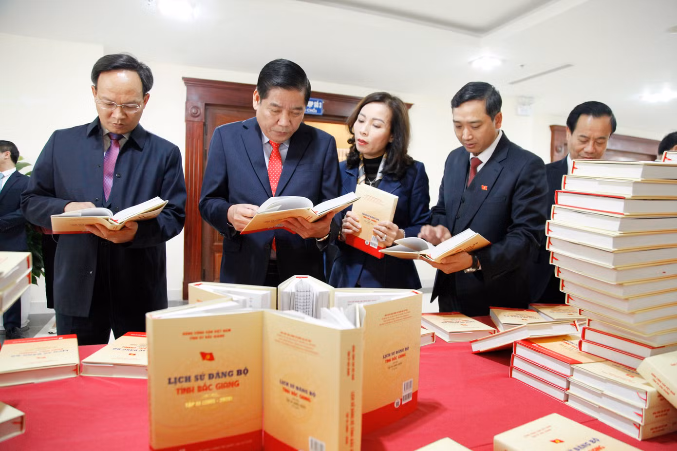 Lãnh đạo Tỉnh ủy và UBND tỉnh Bắc Giang dự ra mắt cuốn sách Lịch sử Đảng bộ tỉnh Bắc Giang, tập III (2005-2020). Ảnh: Nguyễn Thắng