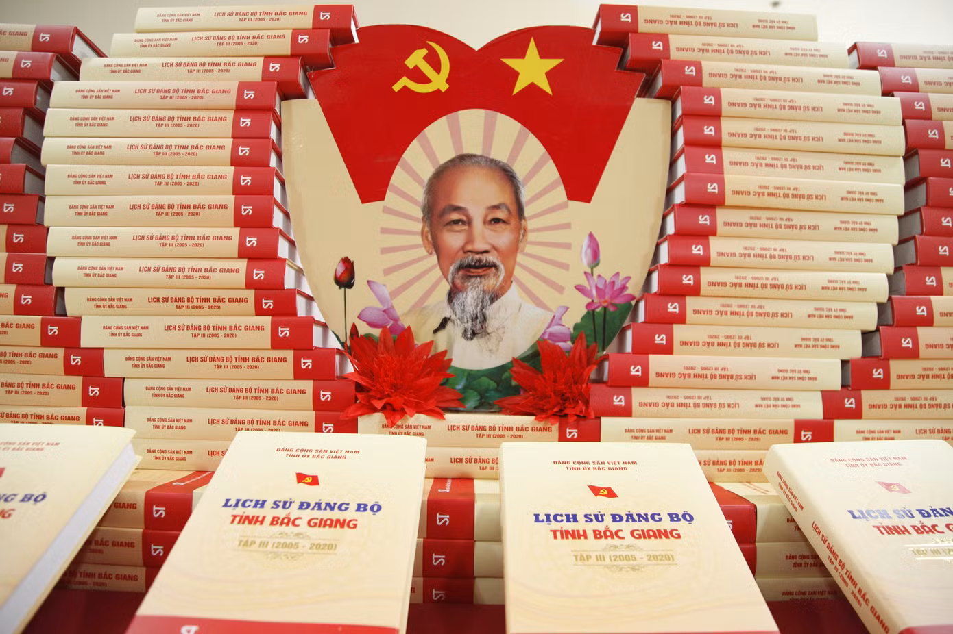 Cuốn sách Lịch sử Đảng bộ tỉnh Bắc Giang, tập III (2005-2020). Ảnh: Nguyễn Thắng