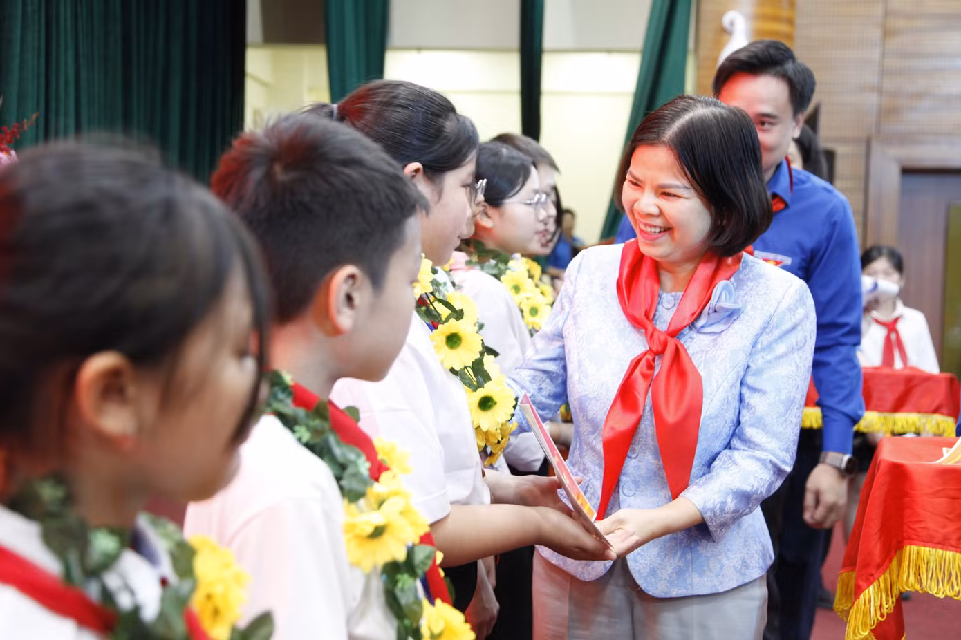 Bà Nguyễn Hương Giang - Phó Bí thư Thường trực Tỉnh ủy, Chủ tịch HĐND tỉnh Bắc Ninh trao học bổng tặng học sinh. Ảnh: Nguyễn Thắng