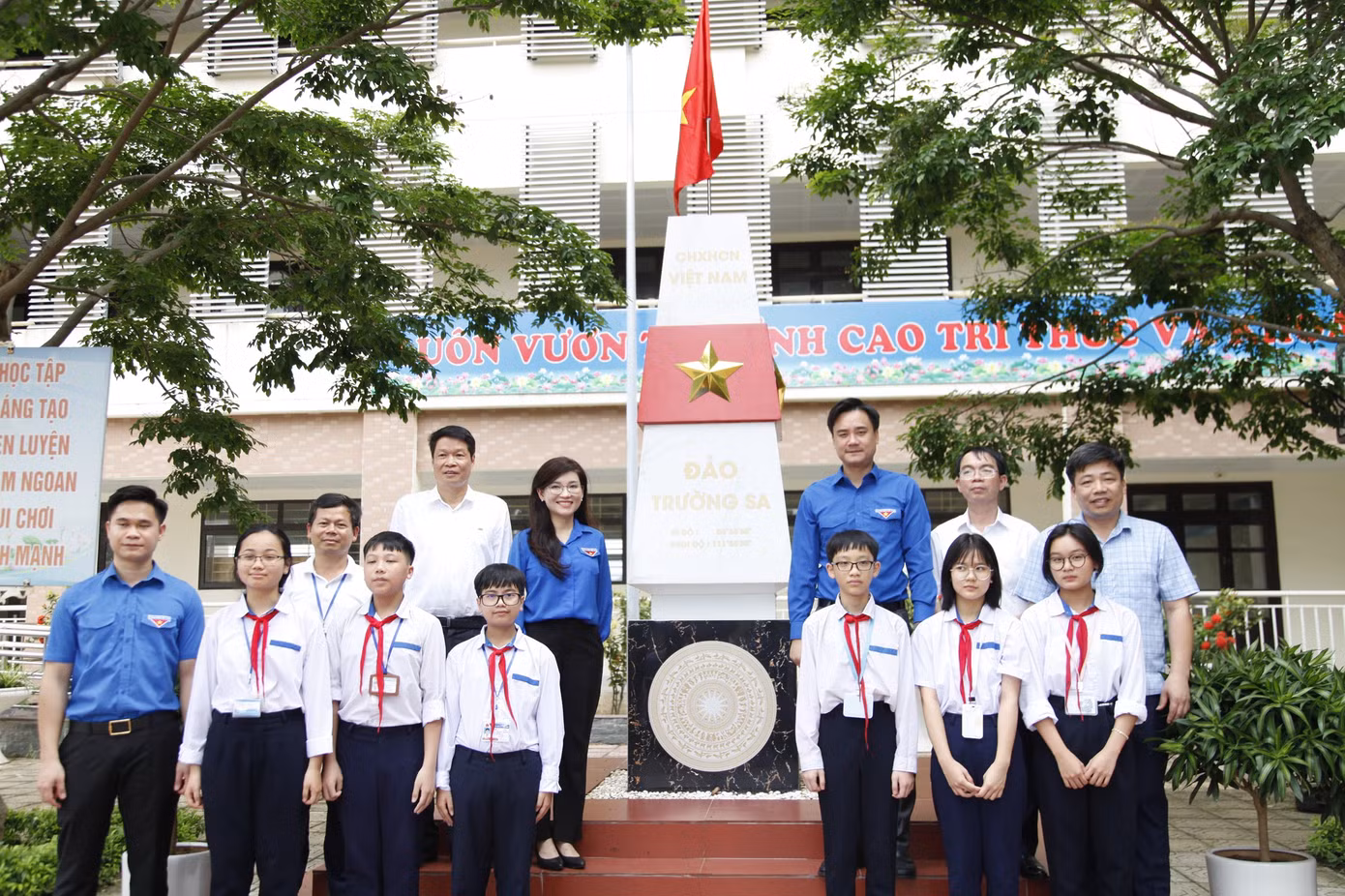 Tại chương trình, Tỉnh Đoàn Bắc Ninh khánh thành công trình thanh niên "Cột mốc chủ quyền biển đảo" tại trường THCS Lê Văn Thịnh (huyện Gia Bình). Ảnh: Nguyễn Thắng