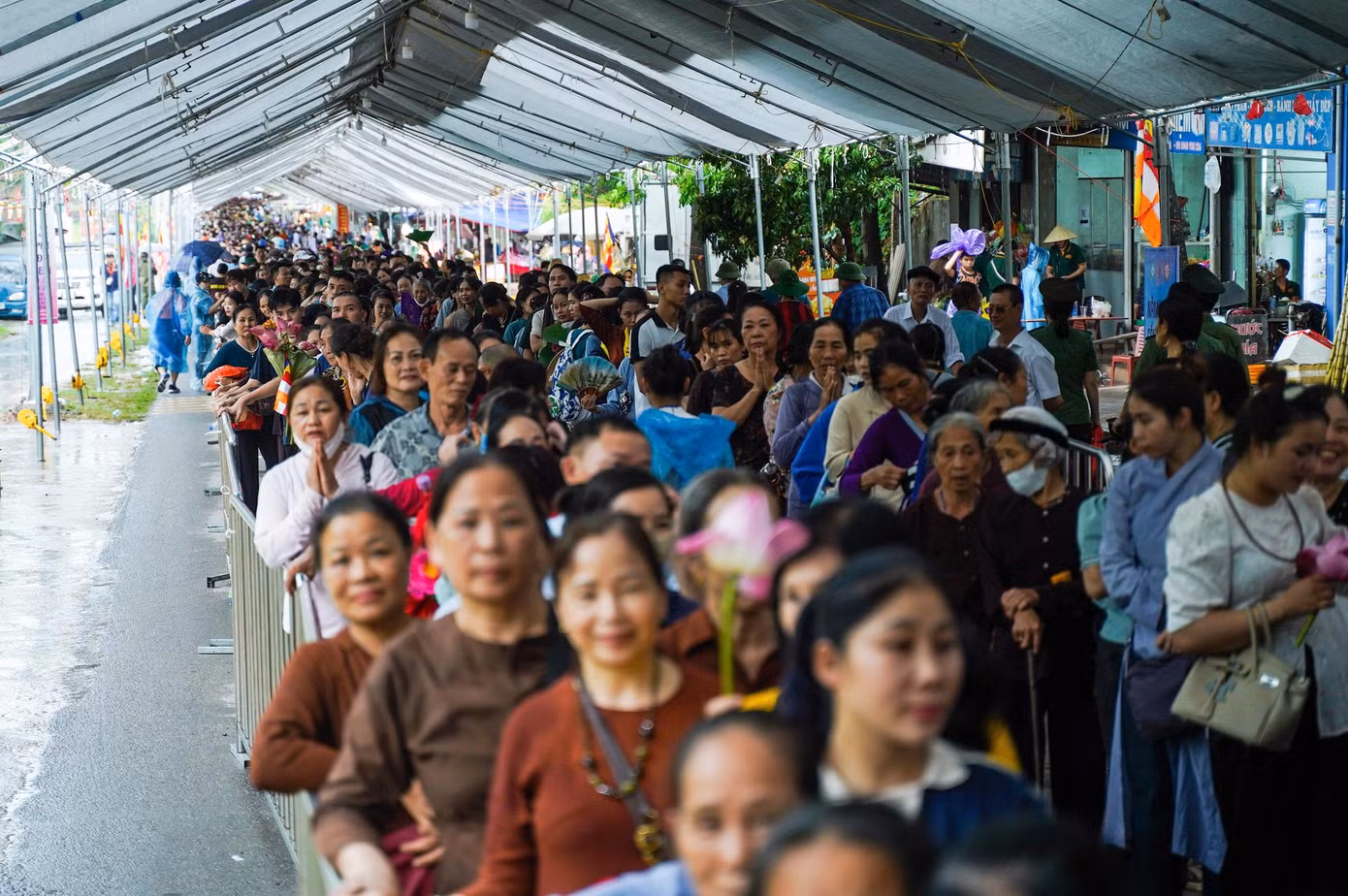 Hàng nghìn người đổ về chùa Phúc Sơn để chiêm bái xá lợi Phật.