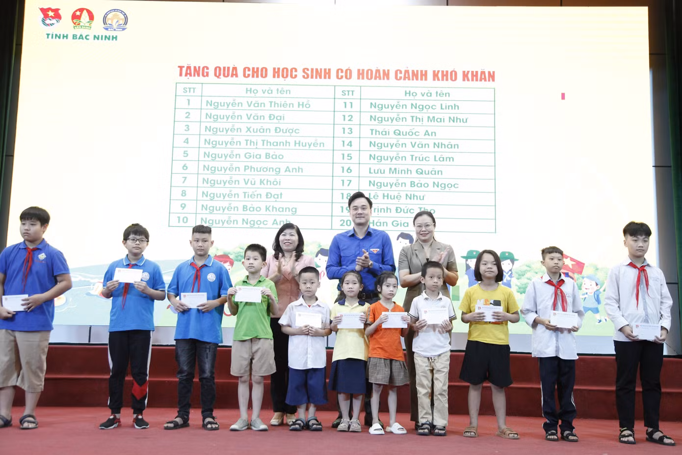 Ban tổ chức trao quà tặng các em học sinh khó khăn. Ảnh: Nguyễn Thắng