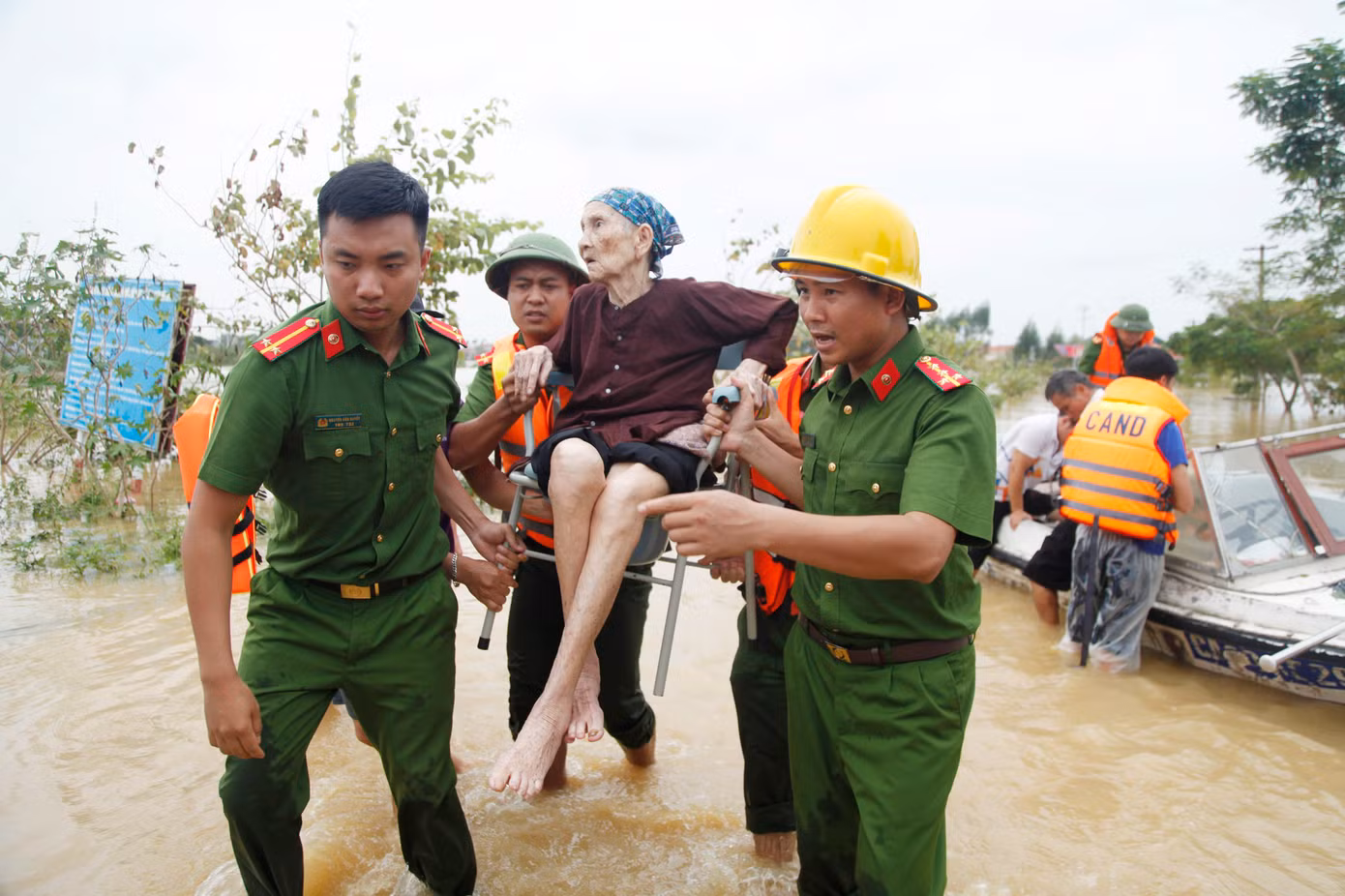 Những thông tin tích cực, nghĩa đồng bào cao đẹp cần được lan tỏa. Ảnh: Nguyễn Thắng.