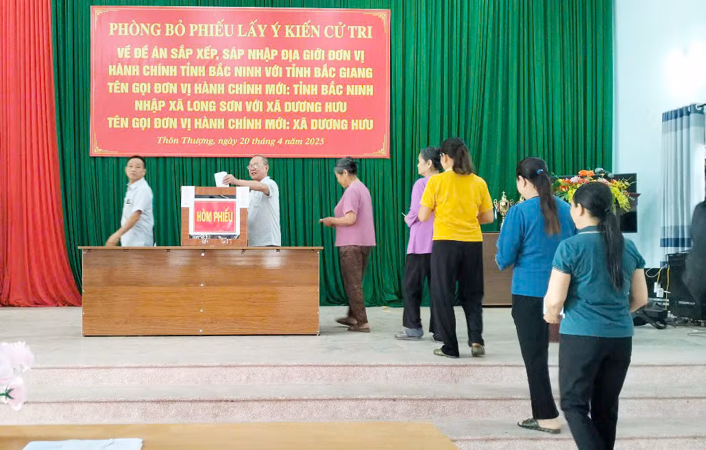 Cử tri huyện Sơn Động bỏ phiếu ý kiến sáp nhập với tỉnh Bắc Giang và sắp xếp đơn vị hành chính cấp xã. Ảnh: Nguyễn Thắng