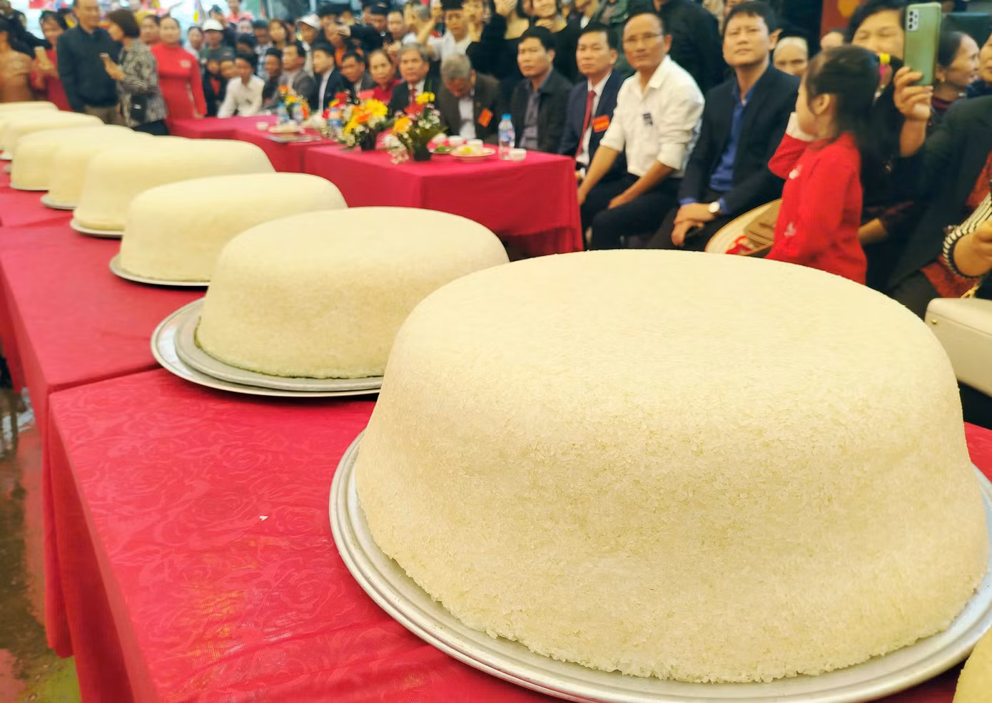 Xôi dâng lên lễ thánh cũng được làm cẩn thận, gạo nấu xôi phải là gạo nếp cái hoa vàng dẻo thơm. Khi bày lên, mâm xôi phải có bề mặt mịn, không có vết nứt và có màu trắng tinh, đáp ứng từ 15-20 kg.