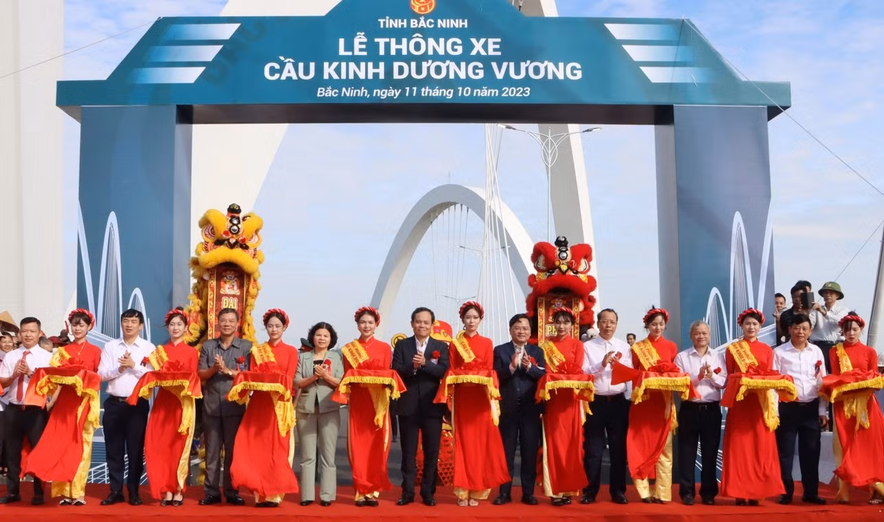 Phó Thủ tướng Trần Lưu Quang và lãnh đạo tỉnh Bắc Ninh cắt băng khánh thành cầu Kinh Dương Vương.