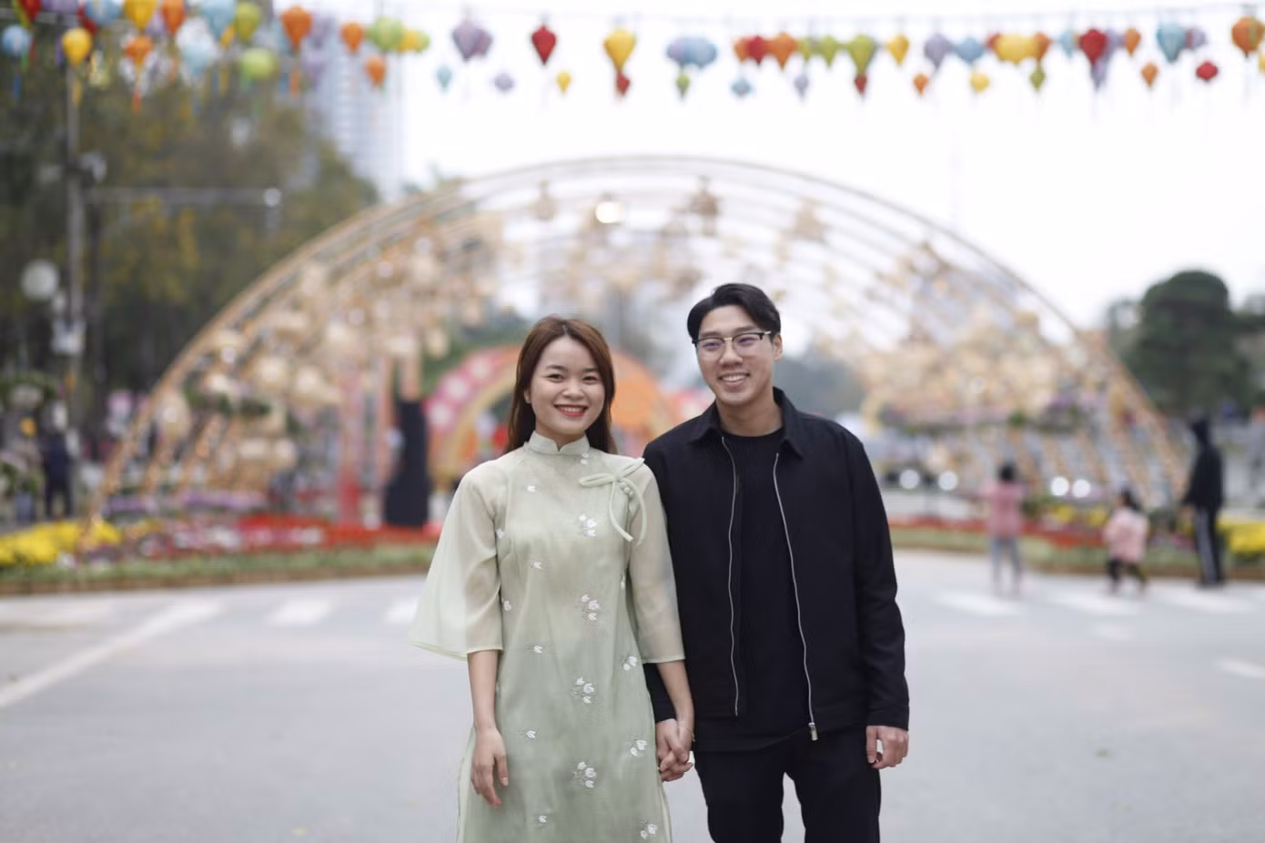 Nhiều bạn trẻ thích thú chụp ảnh kỷ niệm tại đường hoa Tết ở thành phố Bắc Ninh. Ảnh: Nguyễn Thắng