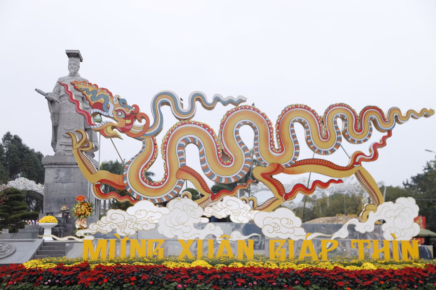 Linh vật rồng thời Lý tại đường hoa Tết ở thành phố Bắc Ninh. Ảnh: Nguyễn Thắng