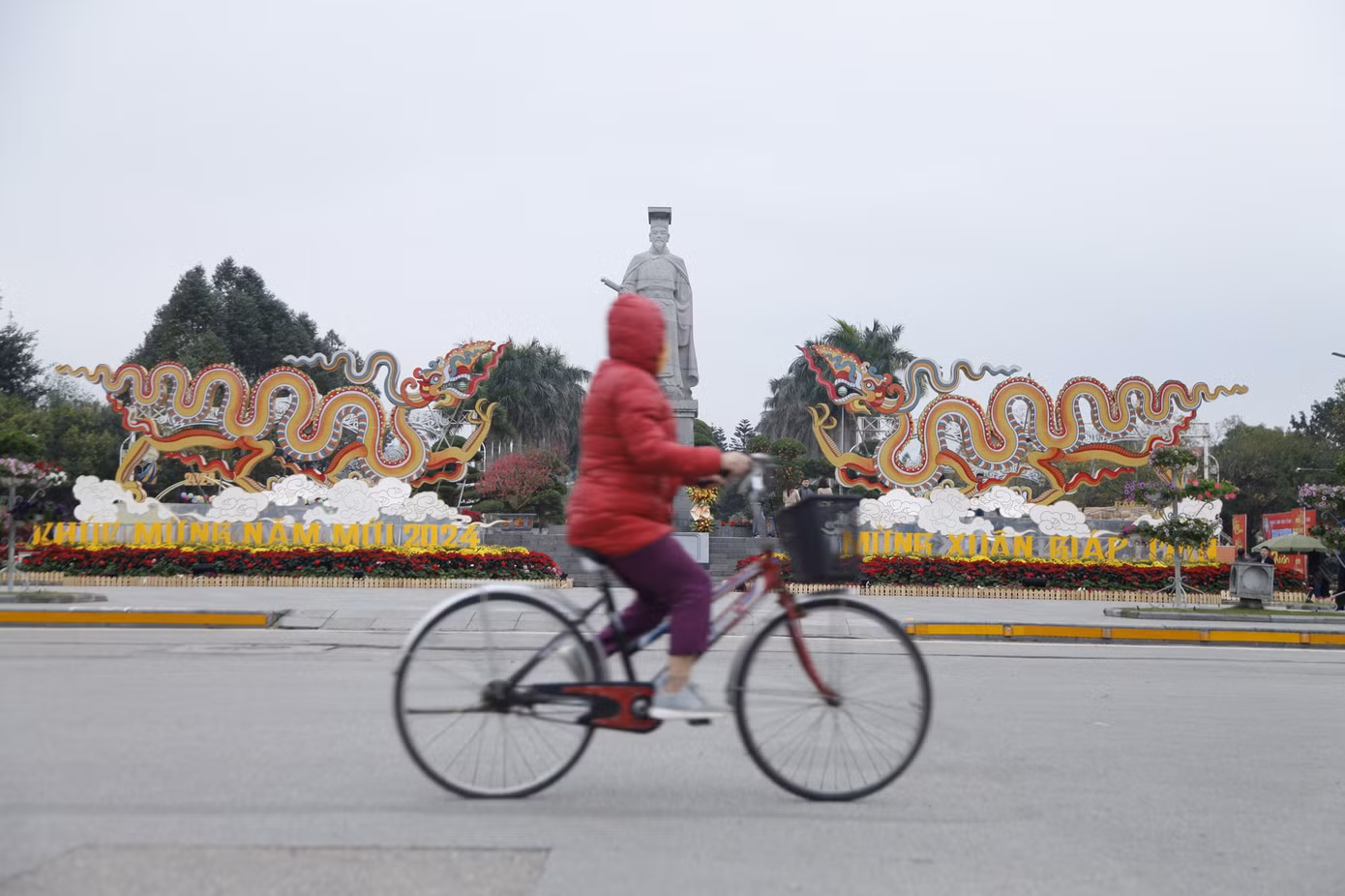 Đường hoa Tết ở thành phố Bắc Ninh có chiều dài khoảng 300m trên tuyến đường Lý Thái Tổ (đoạn từ nút giao đường Kinh Dương Vương đến nút giao đường Phù Đổng Thiên Vương). Ảnh: Nguyễn Thắng