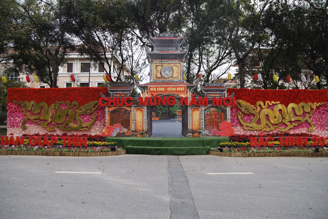 Mô hình Đền Cùng - Giếng Ngọc (một địa danh nổi tiếng ở tỉnh Bắc Ninh) tại đường hoa Tết.