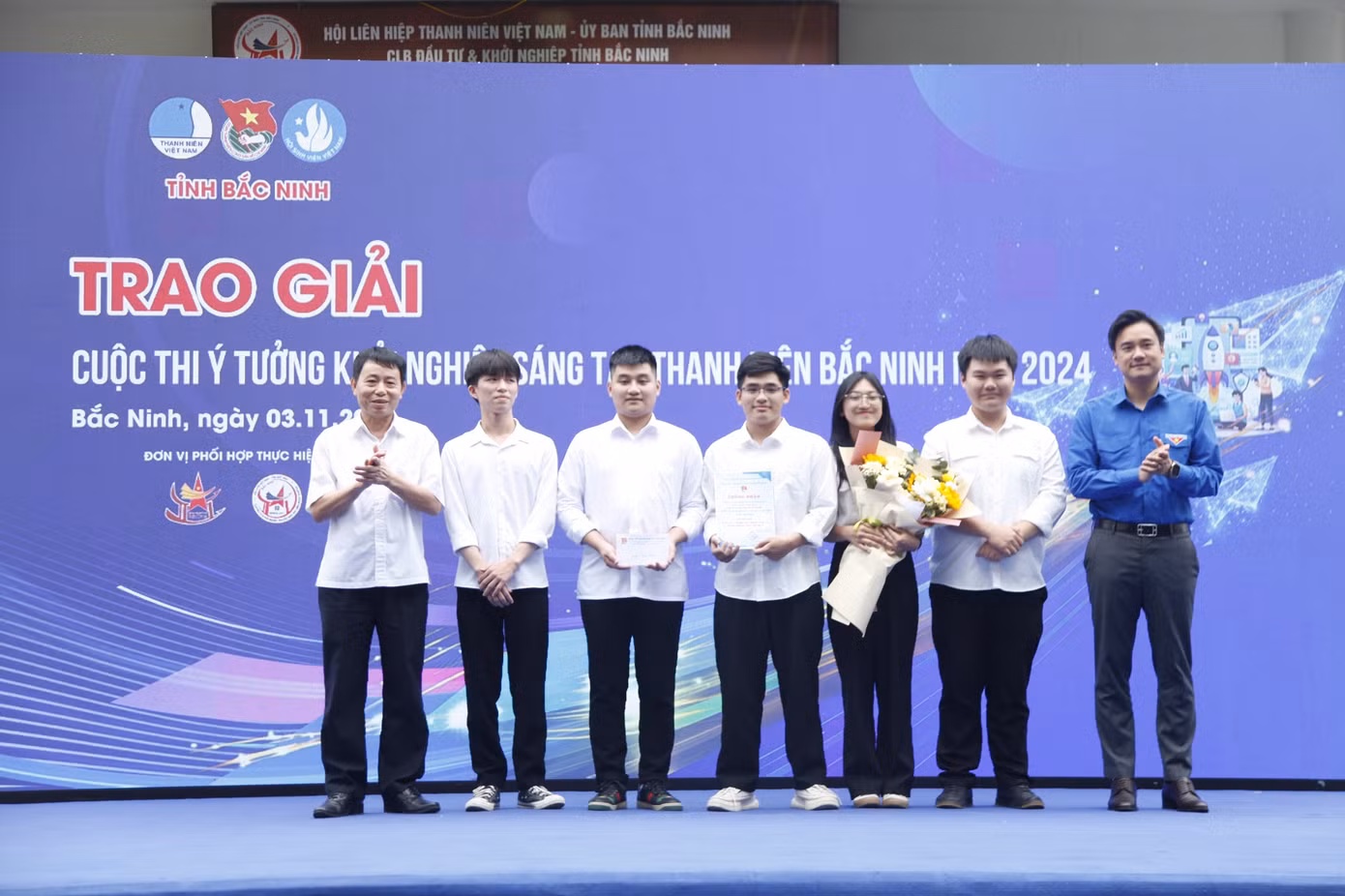 Tỉnh Đoàn Bắc Ninh trao giải Nhất cuộc thi ý tưởng khởi nghiệp. Ảnh: Nguyễn Thắng