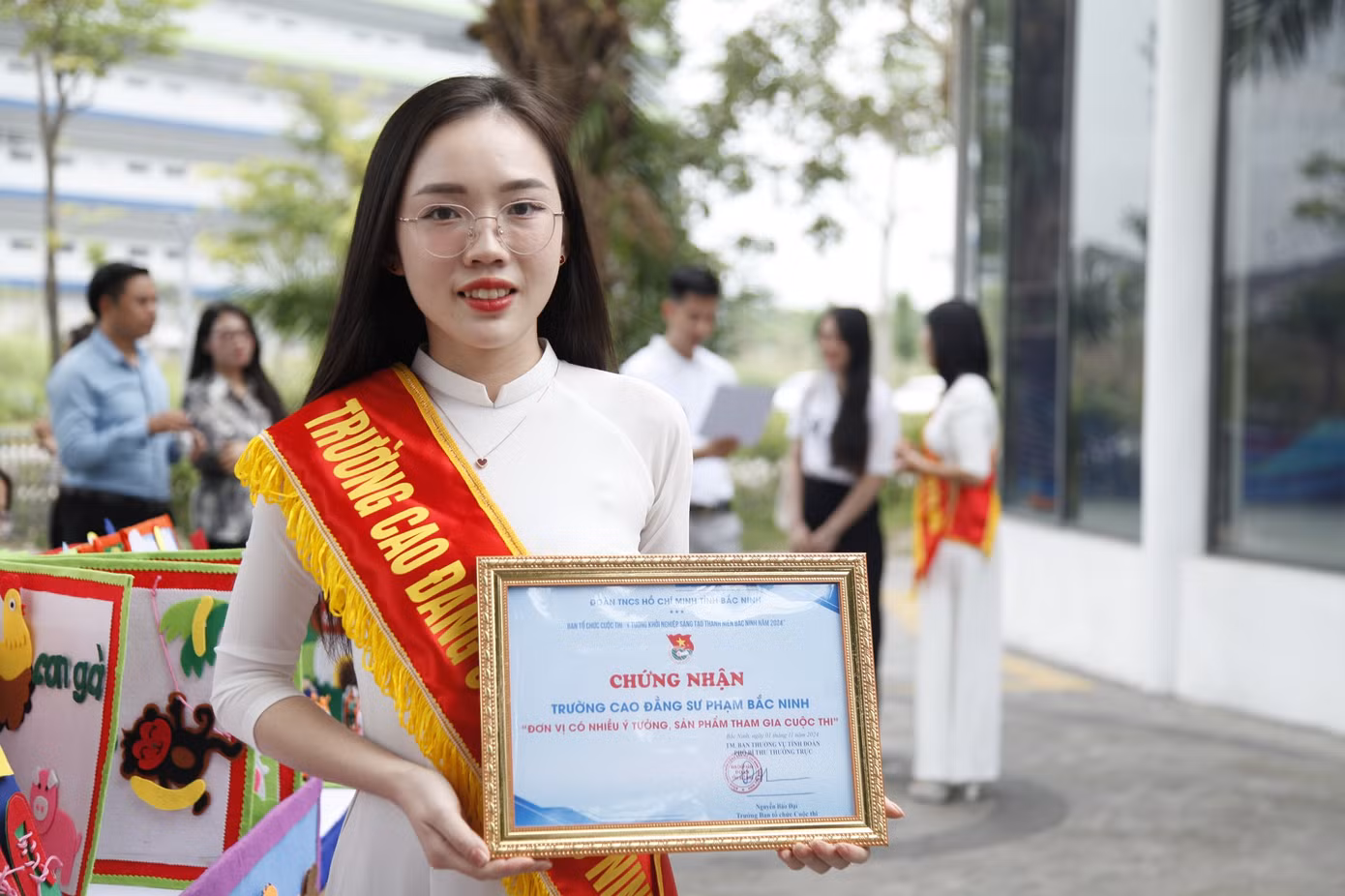Một thí sinh vui mừng khi đạt giải cuộc thi ý tưởng khởi nghiệp của Tỉnh Đoàn Bắc Ninh. Ảnh: Nguyễn Thắng