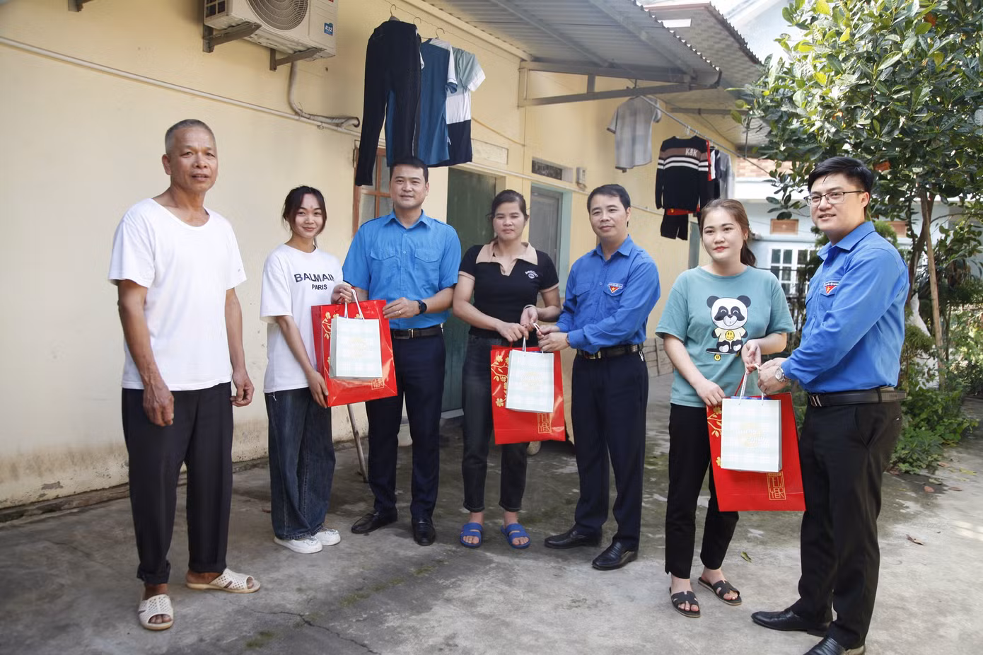 Lãnh đạo Hội LHTN tỉnh Bắc Giang, Thị Đoàn Việt Yên tặng quà thanh niên tại xóm trọ. Ảnh: Nguyễn Thắng