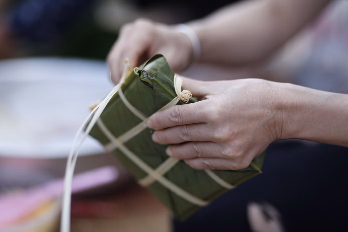 Công nhân đang hoàn thiện chiếc bánh chưng do mình gói. Ảnh: Nguyễn Thắng