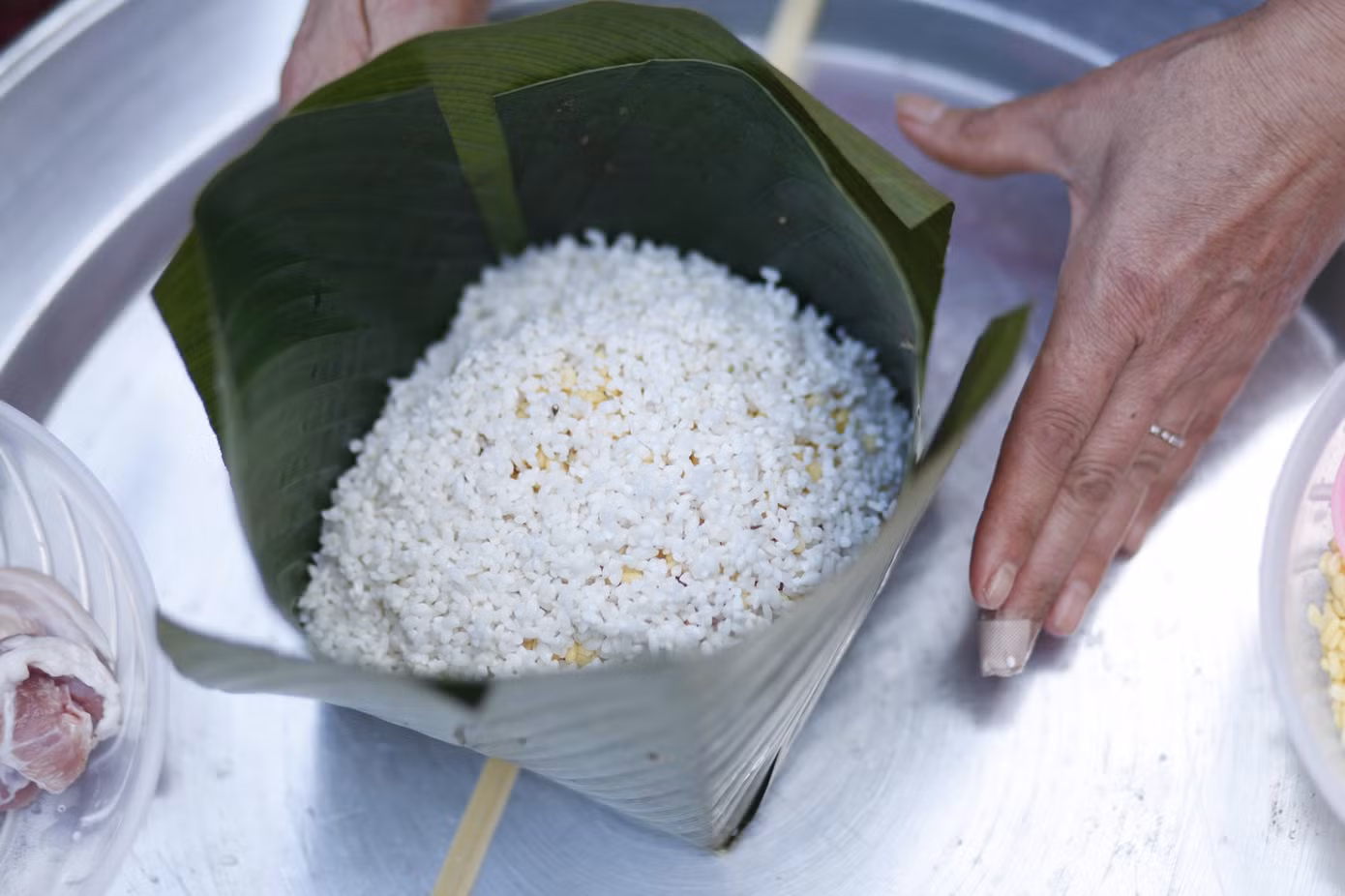 Thanh niên xa quê gói bánh chưng tại chương trình. Ảnh:Nguyễn Thắng