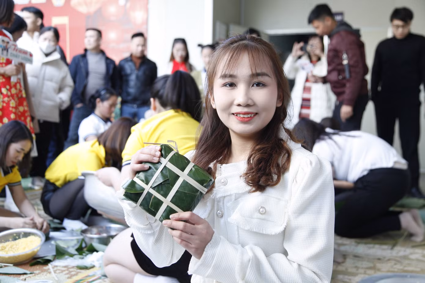 Công nhân hào hứng tham gia thi gói bánh chưng. Ảnh: Nguyễn Thắng