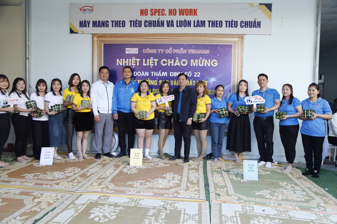 Lãnh đạo Hội LHTN tỉnh Bắc Giang động viên thanh niên công nhân. Ảnh: Nguyễn Thắng