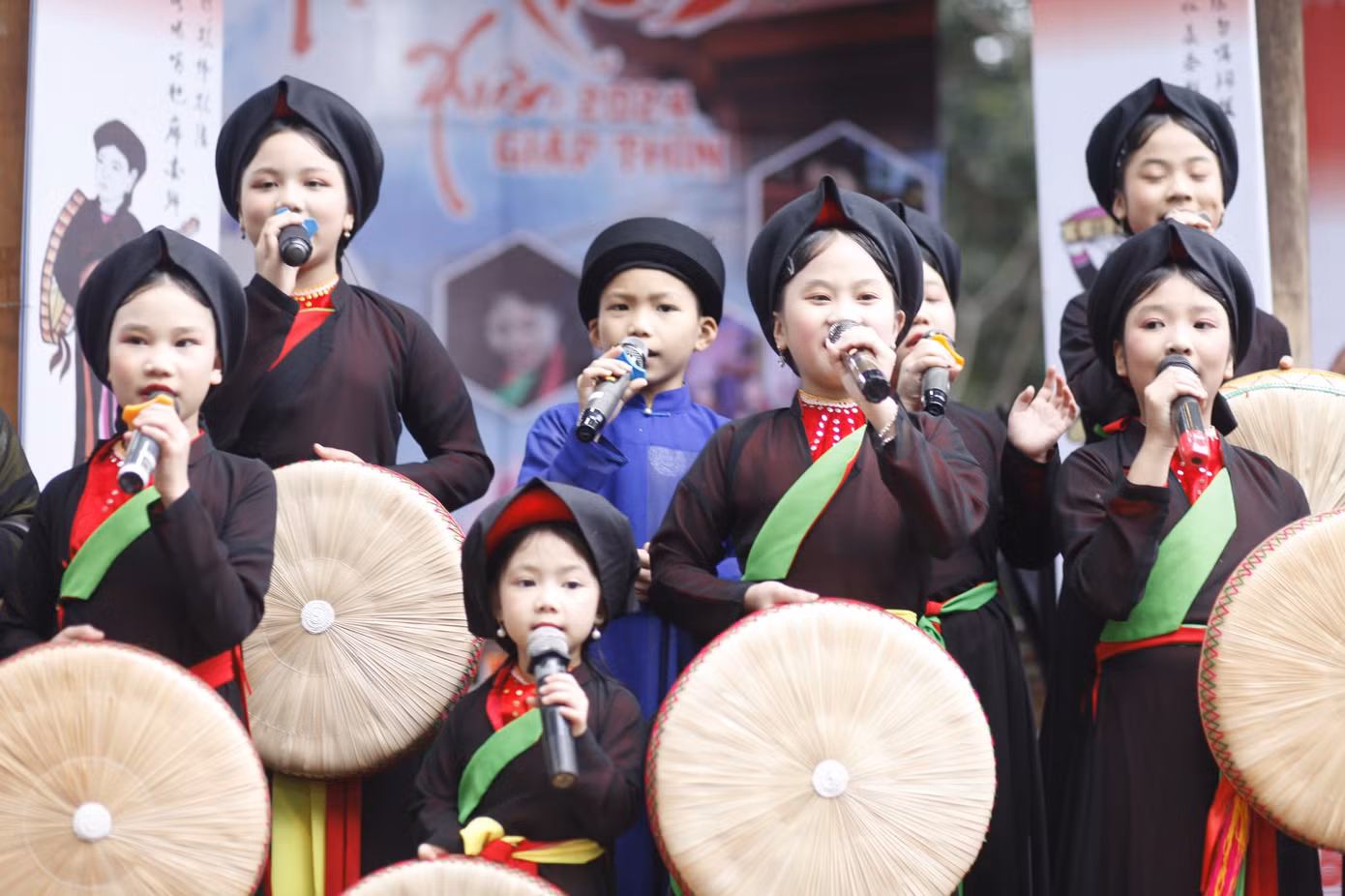 Chị hai, anh hai quan họ "nhí" hát quan họ tại hội Lim thu hút nhiều người xem. Năm nay, hội Lim có 12 lán quan họ. Ảnh: Nguyễn Thắng.