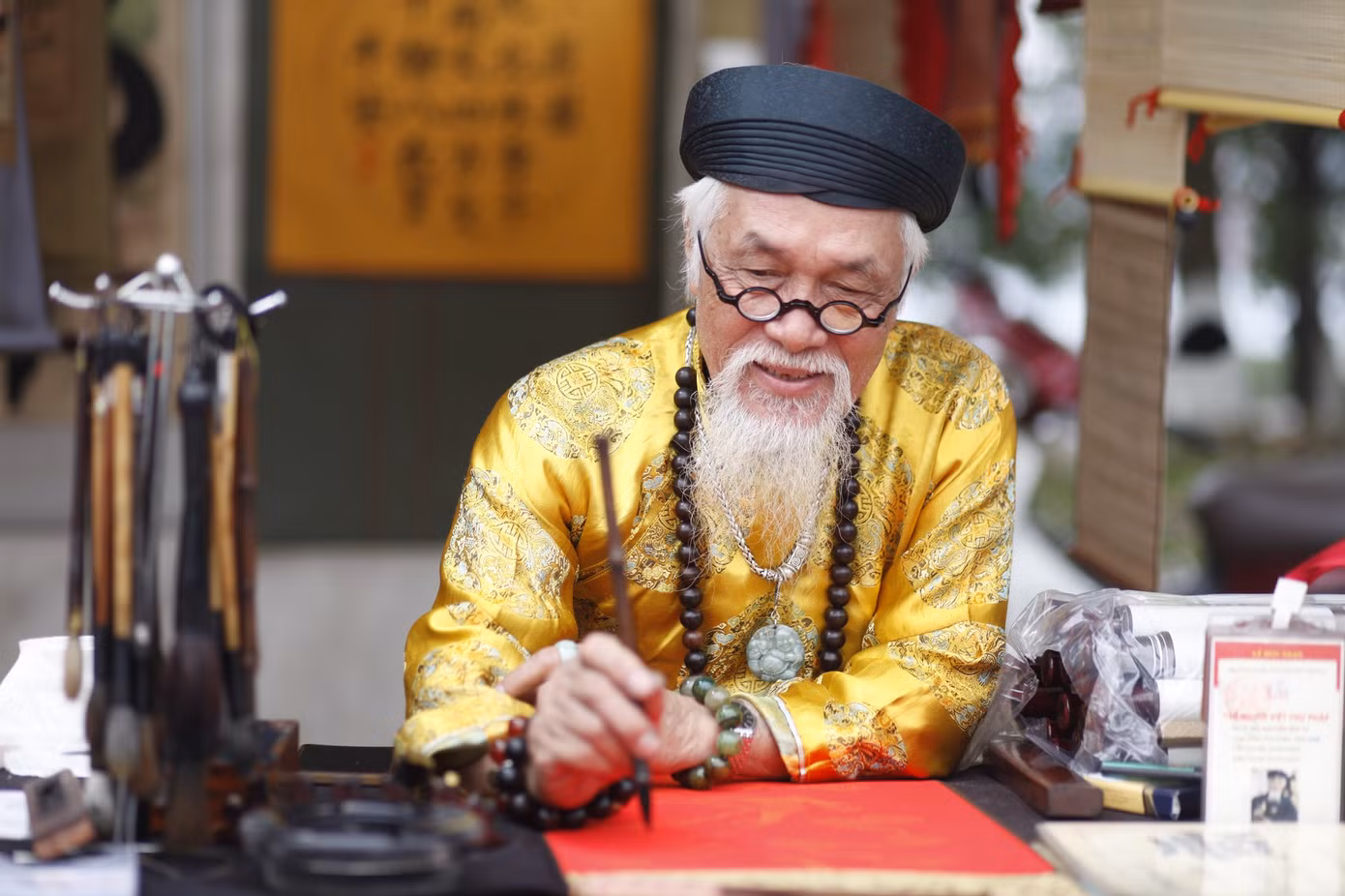 Một ông đồ tại hội Lim. Ảnh: Nguyễn Thắng.