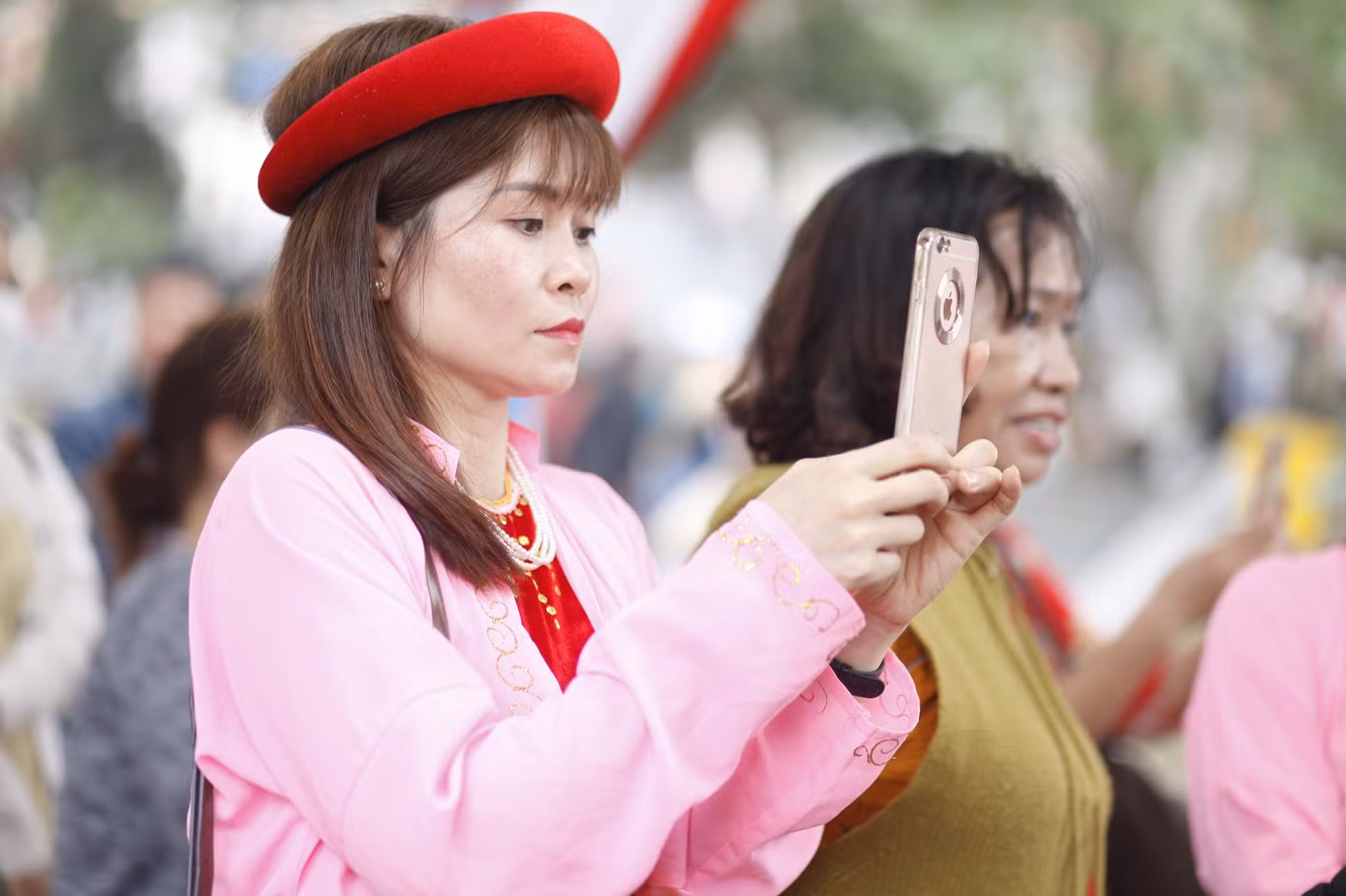 Một du khách phát trực tiếp tiết mục hát quan họ tại hội Lim. Ảnh: Nguyễn Thắng.