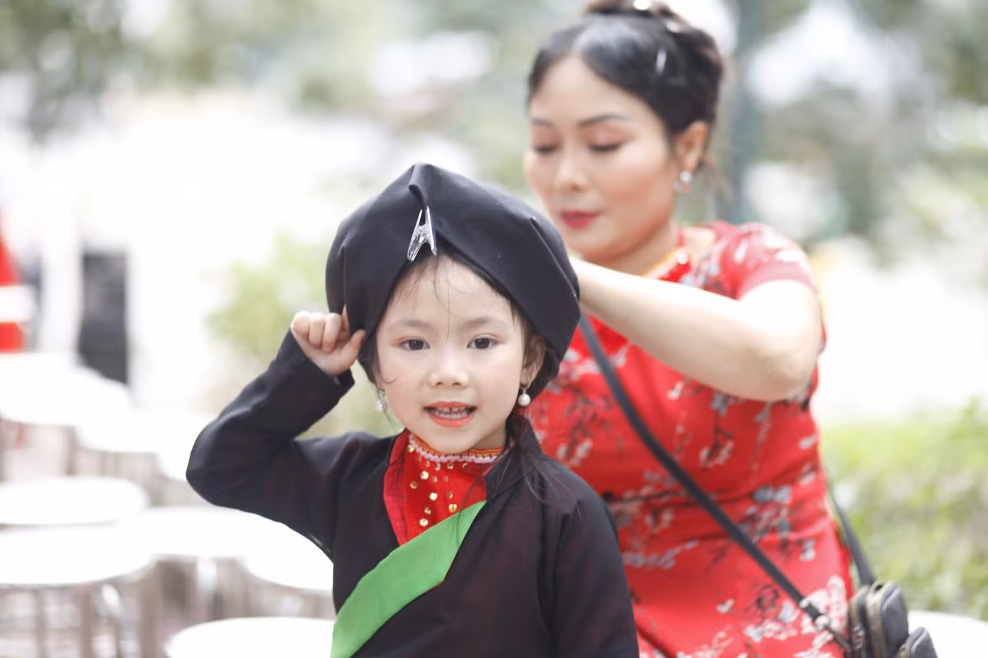 Một liền chị quan họ "nhí" chuẩn bị trang phục tại hội Lim. Ảnh: Nguyễn Thắng.