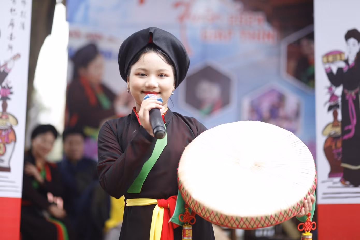 Một chị hai "nhí" biểu diễn quan họ tại hội Lim. Ảnh: Nguyễn Thắng.