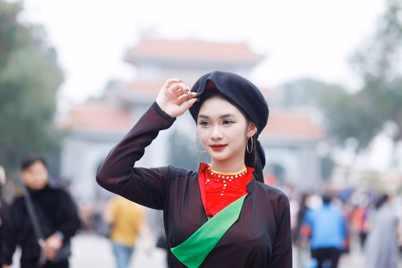 Một chị hai quan họ đi trẩy hội Lim (thị trấn Lim, huyện Tiên Du, Bắc Ninh). Ảnh: Nguyễn Thắng