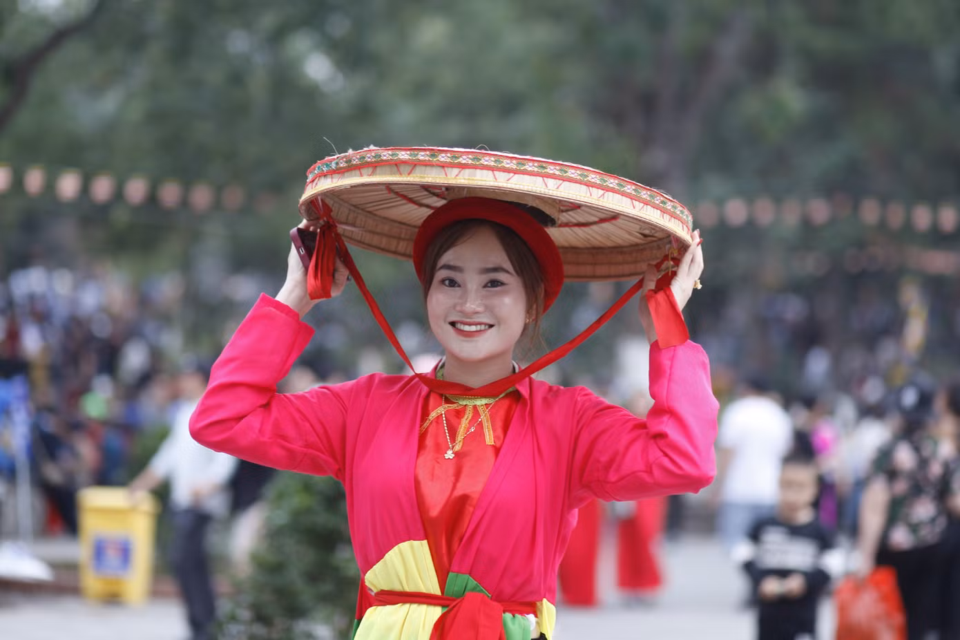 Một chị hai quan họ ở huyện Đông Triều, tỉnh Quảng Ninh về trẩy hội Lim. Ảnh: Nguyễn Thắng