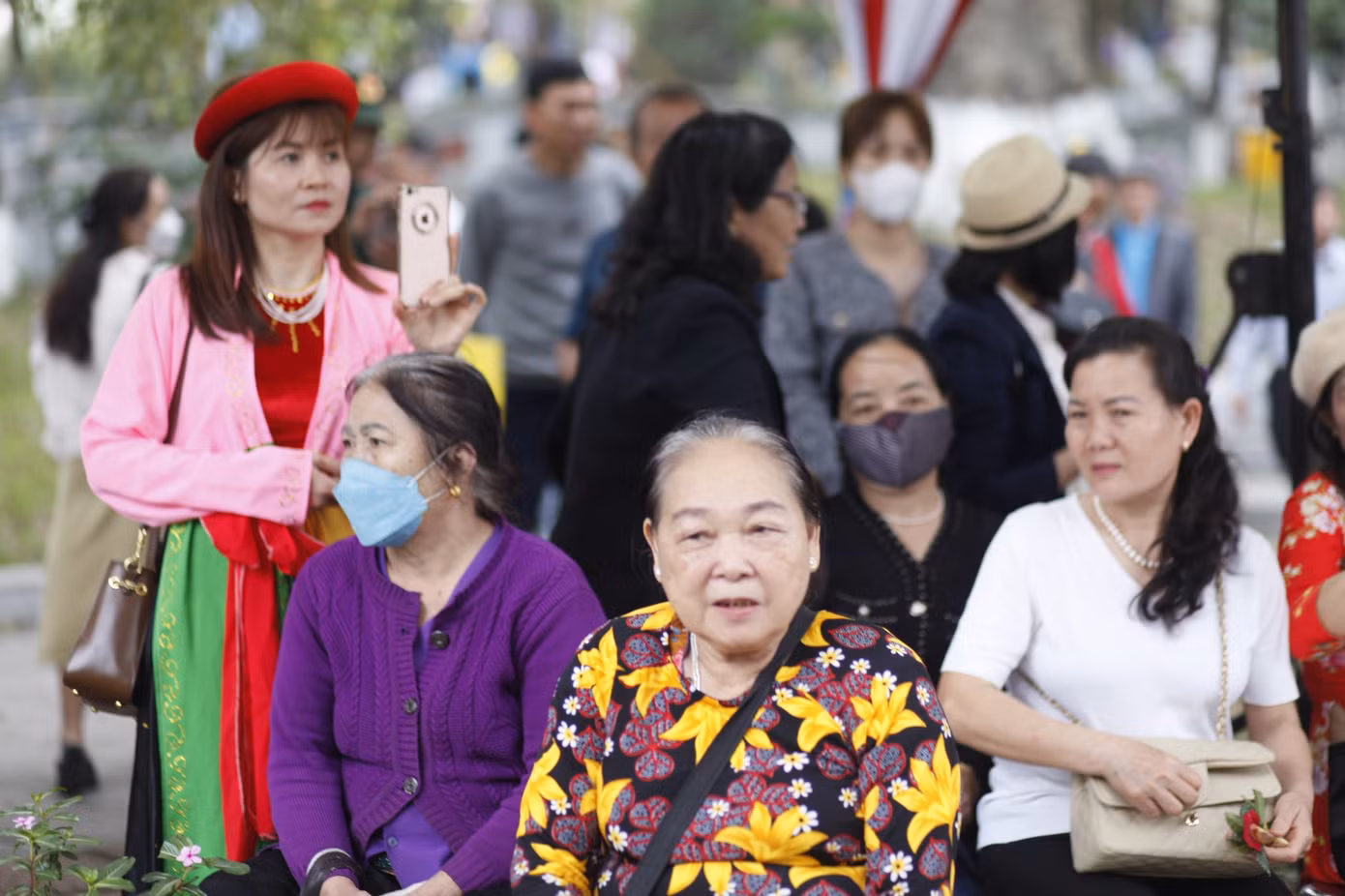 Người dân hào hứng đến nghe hát quan họ tại hội Lim. Ảnh: Nguyễn Thắng.