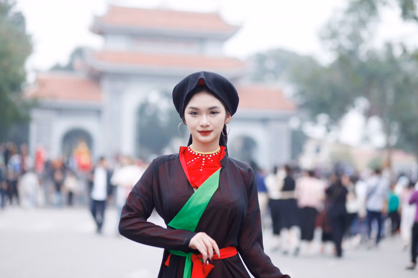 Nhan sắc của chị hai quan họ tại hội Lim khiến nhiều du khách thập phương chú ý. Ảnh: Nguyễn Thắng