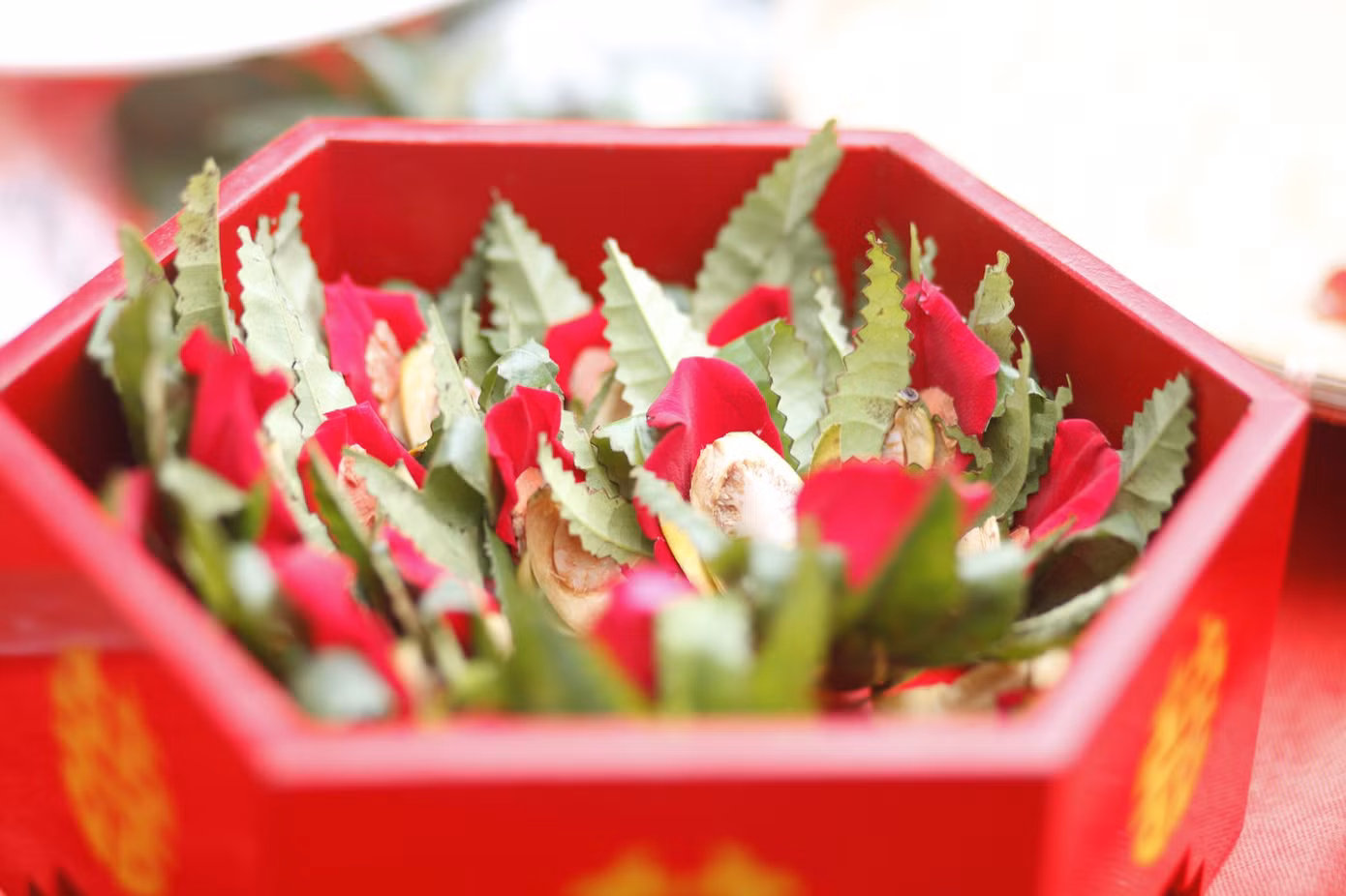 Trầu têm cánh phượng tặng du khách tại hội Lim. Ảnh: Nguyễn Thắng.
