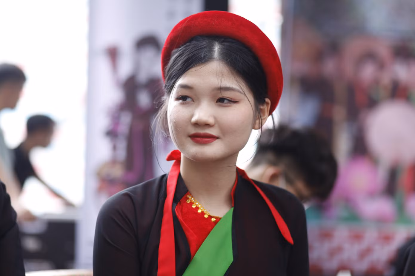Nhiều chị hai quan họ ở hội Lim không chỉ xinh đẹp mà còn hát hay.