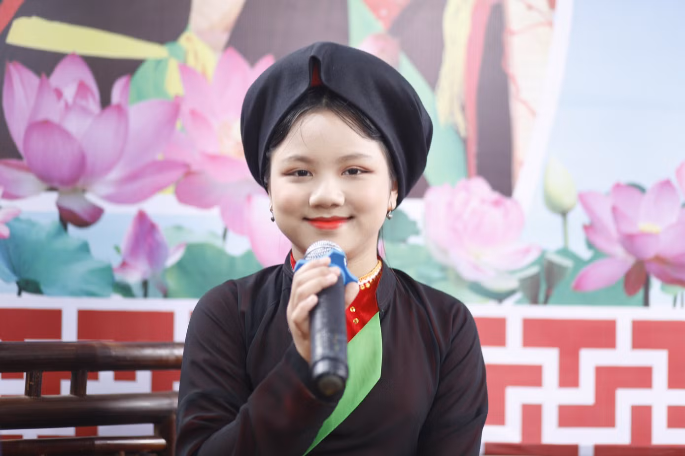 Chị hai "nhí" của lán quan họ xã Hoàn Sơn tại hội Lim.