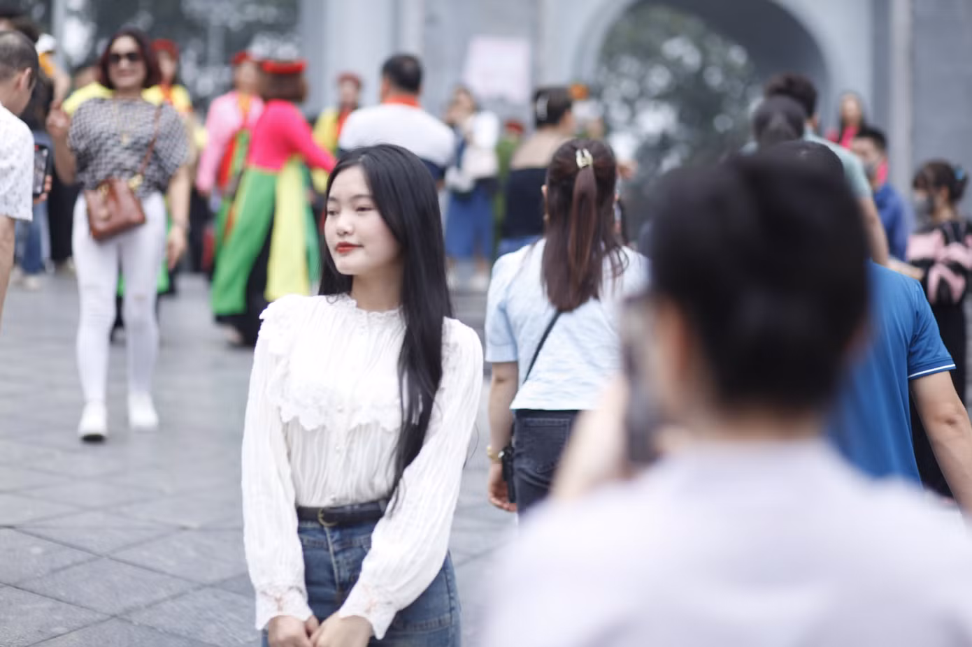 Du khách thích thú chụp ảnh lưu niệm tại hội Lim. Ảnh: Nguyễn Thắng