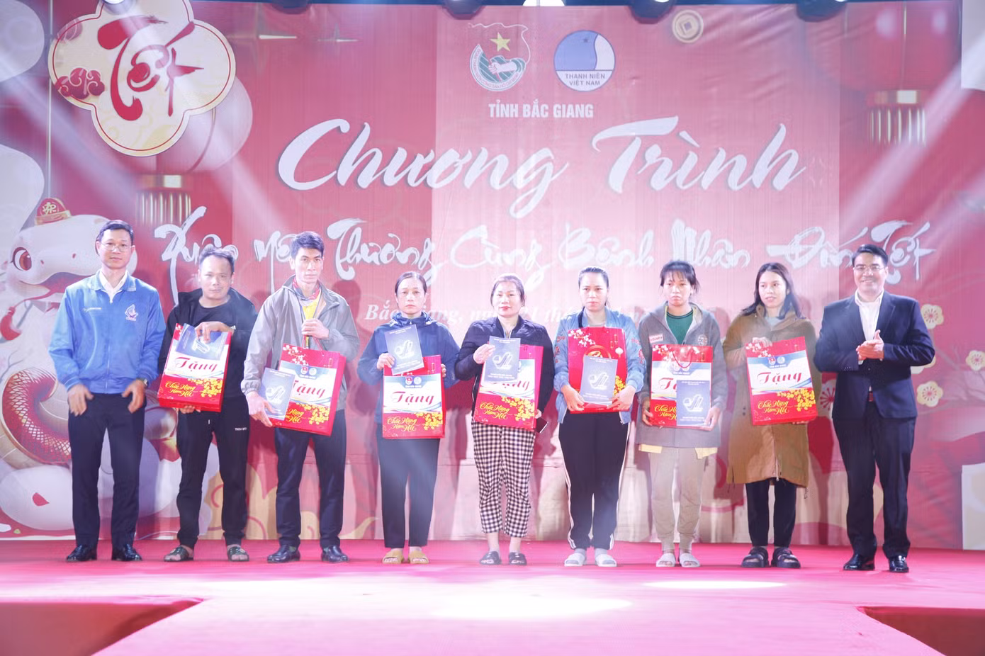 Tại chương trình, ban tổ chức tặng 560 suất cơm, nhiều phần quà cho bệnh nhân. Ảnh: Nguyễn Thắng Tại chương trình, ban tổ chức tặng 560 suất cơm, nhiều phần quà cho bệnh nhân. Ảnh: Nguyễn Thắng