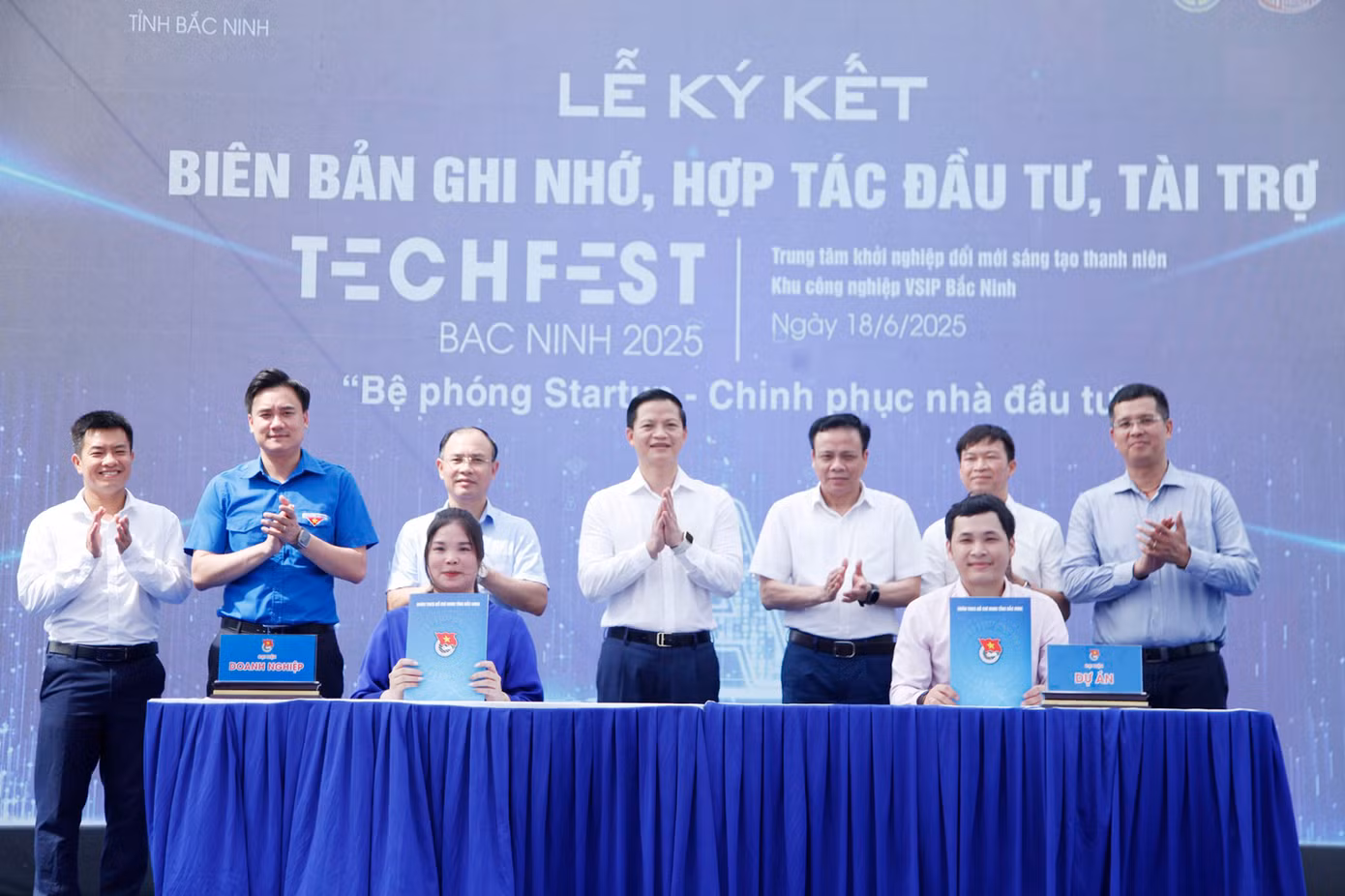 Lãnh đạo UBND và Tỉnh Đoàn Bắc Ninh chứng kiến ký kết biên bản ghi nhớ hỗ trợ dự án khởi nghiệp sáng tạo tại chương trình. Ảnh: Nguyễn Thắng