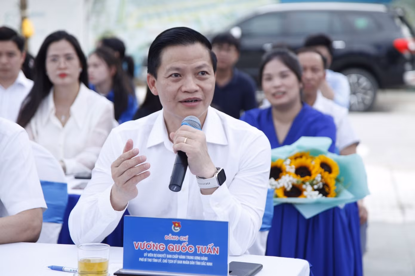 Chủ tịch UBND tỉnh Bắc Ninh đặt câu hỏi cho tác giả dự án khởi nghiệp tại chương trình. Ảnh: Nguyễn Thắng