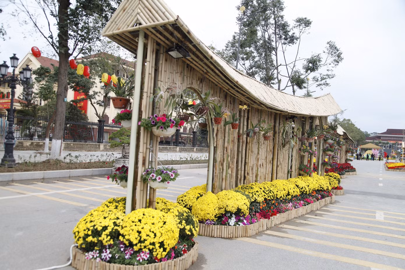 Các tiểu cảnh được thiết kế bằng chất liệu chính là mây tre đan truyền thống được lấy cảm hứng từ nón quai thao, dải lụa đào của cô gái quan họ Kinh Bắc. Các mô hình có gắn đèn led, kết hợp các loại hoa mang sắc màu hoa rực rỡ của mùa xuân.