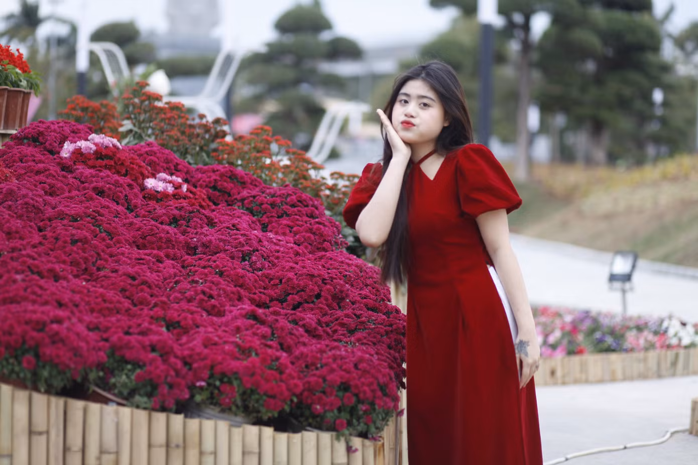 Các bạn trẻ thích thú đến chụp ảnh ở đường hoa Tết. Ảnh: Nguyễn Thắng