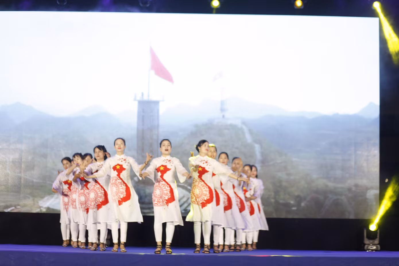 Một tiết mục văn nghệ tại chương trình. Ảnh: Nguyễn Thắng