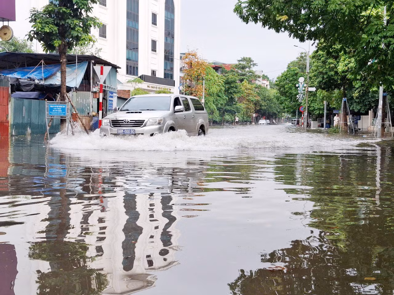 Anh Nguyễn Văn Thắng ở phường Hoàng Văn Thụ (thành phố Bắc Giang) cho biết, do nhiều tuyến đường bị ngập sâu trong nước mưa, nên anh phải đi vòng qua nhiều tuyến phố mới đến được cơ quan làm việc. Ảnh: Nguyễn Thắng
