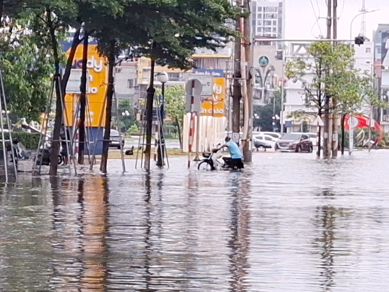 Khu vực Quảng trường 3/2 bị ngập nặng nhất, người dân đi làm phải dắt xe mô tô. Ảnh: Nguyễn Thắng