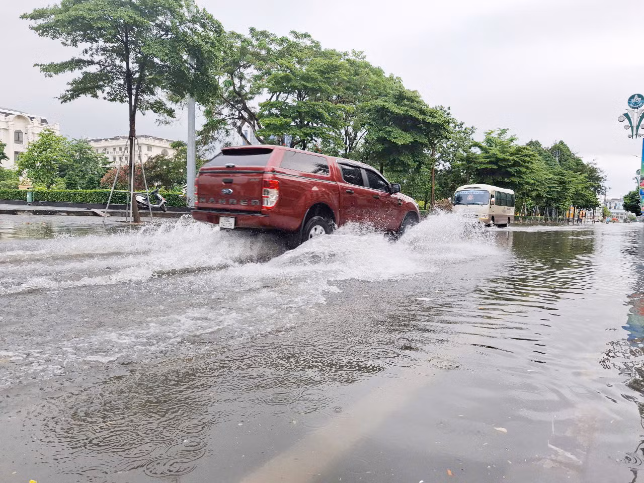 Đường Hoàng Văn Thụ (thành phố Bắc Giang) ngập sâu trong biển nước. Ảnh: Nguyễn Thắng