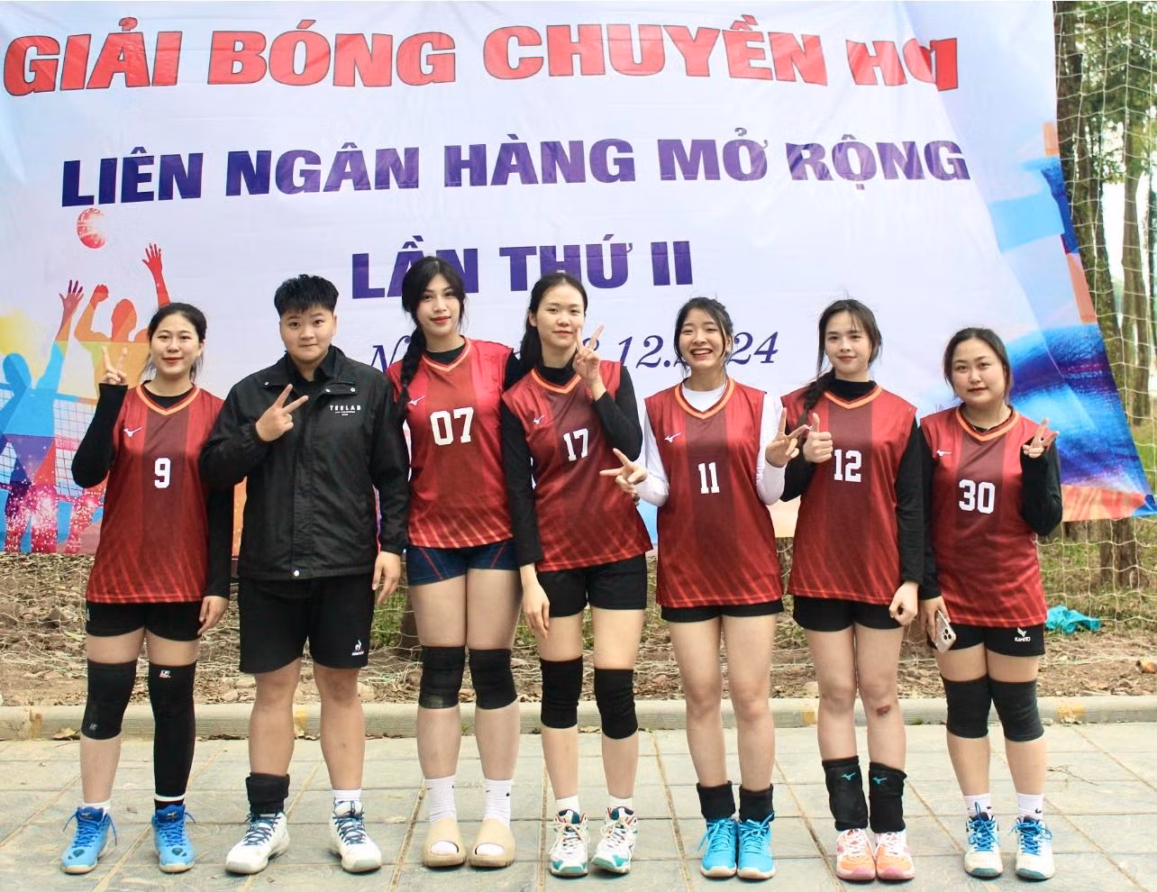 Anh Thơ (SN 2002), từng được tuyển chọn đi đào tạo môn vật chuyên nghiệp. Tuy nhiên, sau đó Anh Thơ chuyển sang đầu quân cho câu lạc bộ bóng chuyền ở Bắc Ninh.