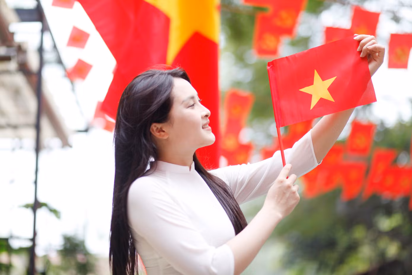Thời điểm này cũng là dịp để các bạn trẻ tri ân sự hy sinh của thế hệ trước đã anh dũng chiến đấu vì hòa bình của Tổ quốc. Ảnh: Nguyễn Thắng